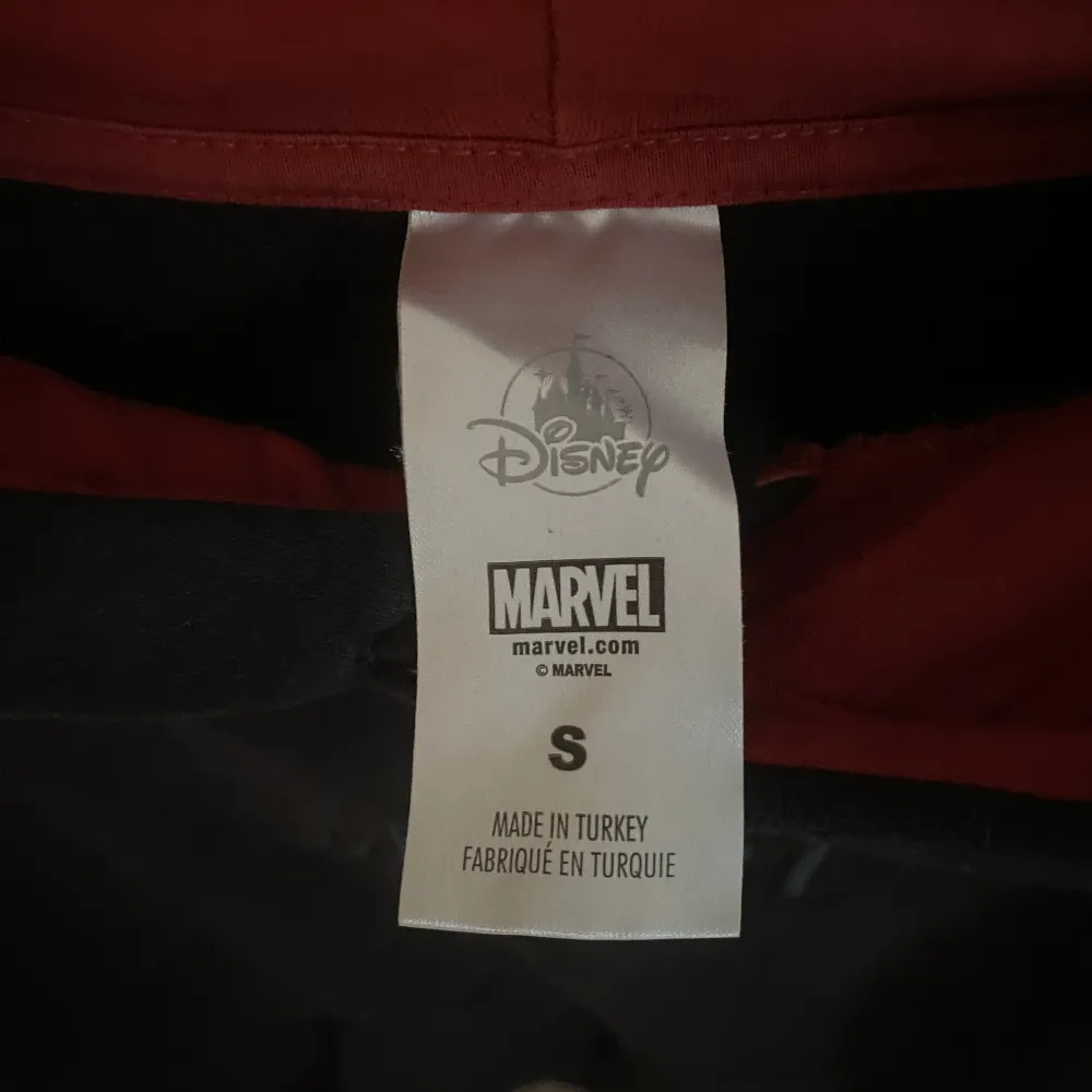 Jätte gullig Marvel hoodie i storlek S, säljer då den inte används. Det står Marvel över bröstet och på armarna, den är köpt på Disney Store som låg på Mall Of Scandinavia innan. Använd fåtal gånger<3. Hoodies.