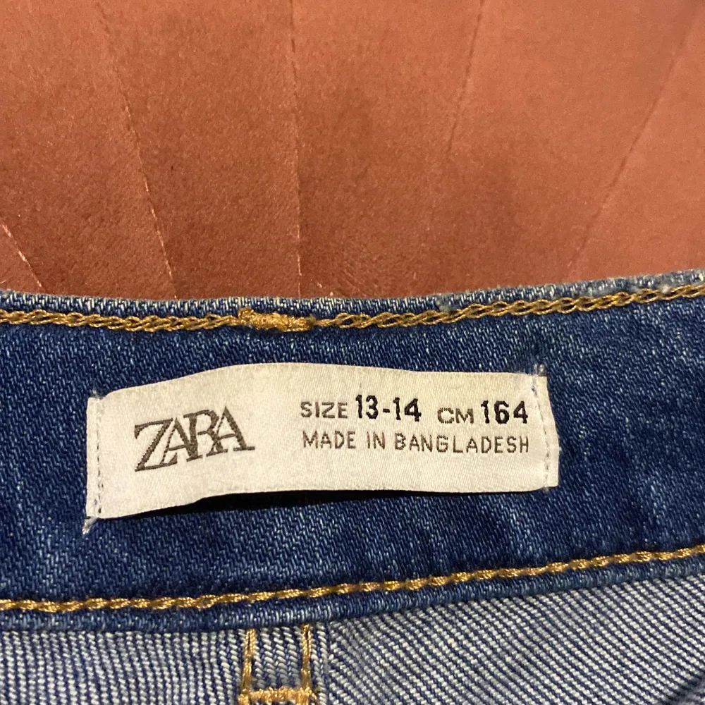 Jätte snygga zara jeans som inte längre kommer till användning. Har en liten blå fläck på knät (3:e bilden) men syns knappt . Jeans & Byxor.