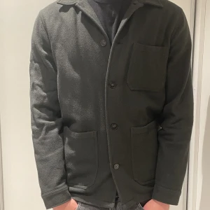 Overshirt jacka  - En Overshirt jacka från A day s March. Skick 9/10 jätte fint skick. Säljer pågrund av att jag vart dålig på att använda den. Det är storlek XL men passar L då den är liten i storleken.