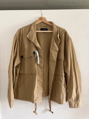 Jacka - Så fin jacka i en beige/ljus brun färg ifrån Kappahl, aldrig använd!🤎köpt för 599, säljs för 250kr!