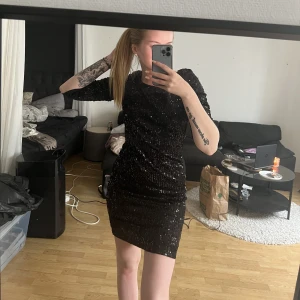 Nyårsklänning✨ - En svart snygg paljettklänning🖤