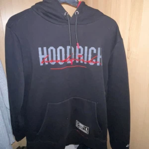 Hoodrich hoodie  - Svart hoodie med röda detaljer säljs för att den är liten på mig.  Bra skick 