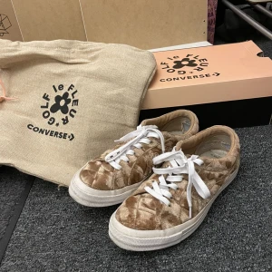 GOLF le FLEUR x Converse Velvet - Efter många om och men säljer jag mina Golf le Fleurs då de är alldeles för små för mig. Har trots detta använt dem rätt flitigt vilket skapat slitage i hälarna (bild 3), därav det låga priset. 2 par extra skosnören (fr. orig. köp) och tygpåse ingår! 🫶