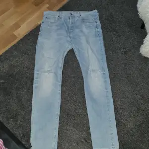 Säljer nu mina gstar jeans för jag gillar inte dem länger. Inga fel på dem, där är hål i knäna men dem ska va så 
