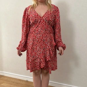 Sommarklänning  - Blommig v-ringad klänning