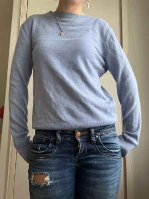 Kashmir tröja  - Säljer denna fina Kashmir tröja ifrån uniqlo. 100% Kashmir 🤍inte kommit till någon användning. 