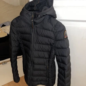 Parajumper Jacka - Säljer min PJ då den inte kommer till användning längre, nypris 4199kr! Kvitto finns om så önskas!