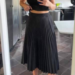 Plicerad kjol från H&M. Snygg till hösten🖤