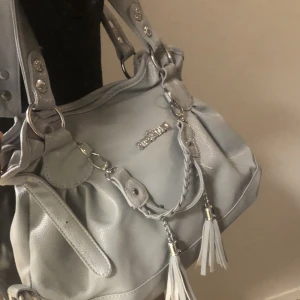 Grå väska  - Helt nyskick väska, aldrig använt 🥰