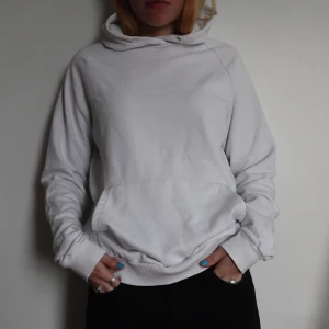 Vit hoodie  - Vit hoodie från stadium. Saknar snören i luvan. Annars i perfekt skick! Säljer då jag ej använder längre 🎧