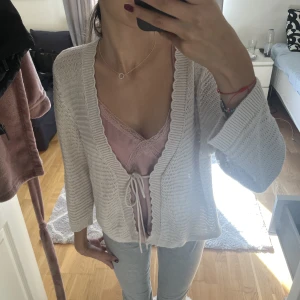 Kofta - Sjukt söt liten tunika som är stickad💞💞 det står storlek L men den är s/xs för jag har det och den passar mig