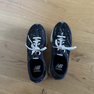 New balance 327 limited edition - Säljer ett par limited edition New Balance skor. Använda ca 10 gånger. Är i storlek 46 men passar er som normalt har 45 45,5 i Nike skor.