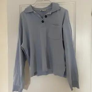 Säljer denna skjort-liknande, ljusblå tröja från monki! Den är i storlek xs men stor i storleken så skulle säga mer som en s eller m. Den är lite använd men i fint skick!❤️❤️ säljer för 60 kr exkluderande frakt