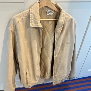 Urban outfitters jacka - Beige jacka i typ jeans/tjockt bomullsmaterial från urban outfitters. I strl S. Sparsamt använd!