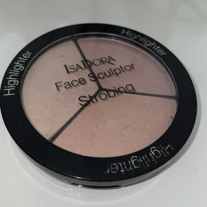 Highlighter IsaDora - Highlighter från IsaDora i 3 olika färger. Använd endast fåtal gånger. Nypris 180kr. Gåva vid köp🍬
