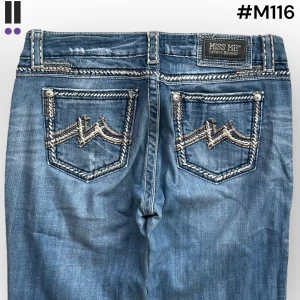 M116 lågmidjade bootcut missme jeans  - MissMe jeans i model Easy Boot 💜 Tag 28W 💜Midja (rakt över) 40cm 💜 Innerben 82cm 💜 Ytterben 107cm 💜 Benöppning 23cm 💜 nedgångna 💜Våra mått blir W=31, L=32 💜 Men jämför alltid måtten💜M116