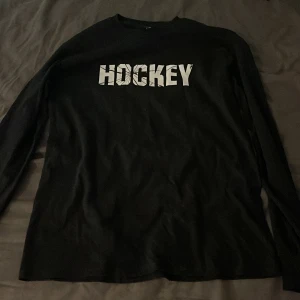 LÅNGÄRMAD HOCKEY - Använd 1 gång Riktigt fet hockey tshirt med långa ärmar riktigt fye in my opinion säljer pga av att jag har halvt om halvt växt ur den