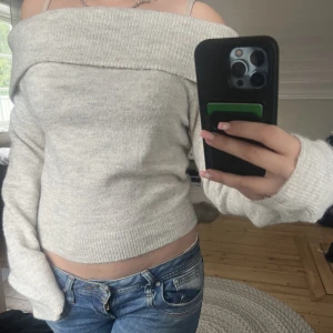 Offshoulder stickad tröja  - Grå stickad tröja som sitter offshoulder, jättemysig och så din längd om du har lågmodjade byxor! 💗använd fåtal gånger och inget tecken på användning