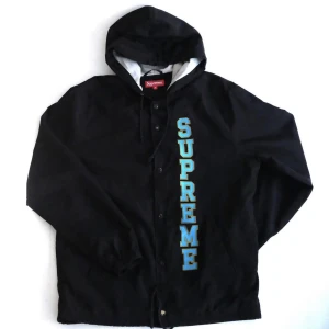 SUPREME Vertical Logo Hoodie - Säljer denna snygga äkta SUPREME hoodie! Riktigt cool och bra skick. Perfekt Hoodie/jacka i höst och vinter. Köpt för 2000 så bra pris! Endast några pyttesmå flaws, bilder finns! Storlek M och kan gå ner lite i pris vid snabb affär!💫🙌