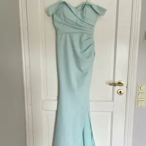 Blå/turkos klänning i märket Jarlo i nytt skick. 