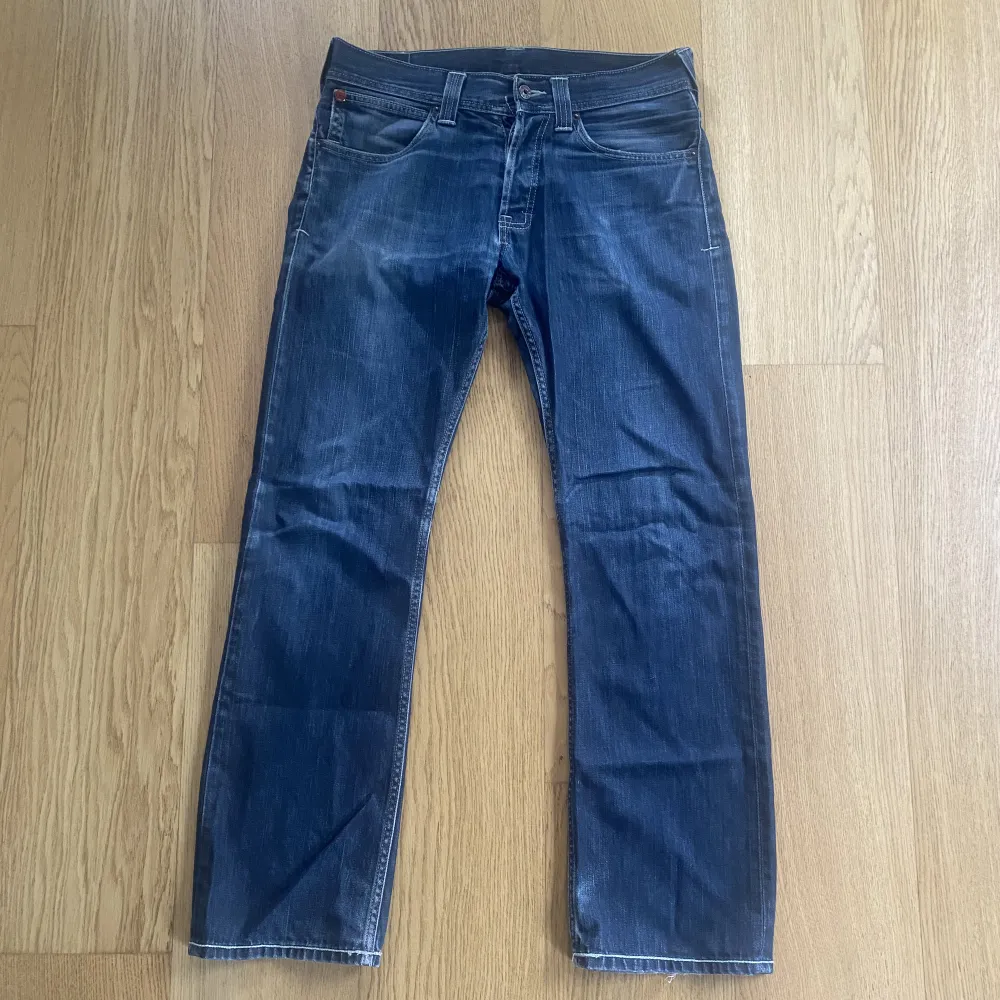 Säljer ett par Evisu jeans, flaw på ena märket på bakfickan samt ett hål i höger framficka som man enkelt kan sy igen. Jeans & Byxor.