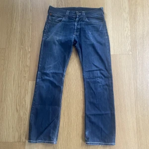 Evisu Jeans - Säljer ett par Evisu jeans, flaw på ena märket på bakfickan samt ett hål i höger framficka som man enkelt kan sy igen