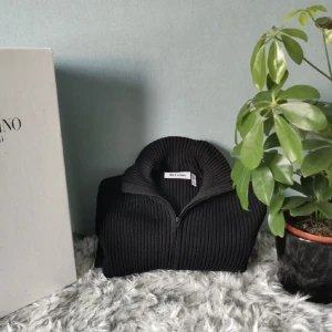 Tröja  - Skitsnygg svart kofta i storlek M