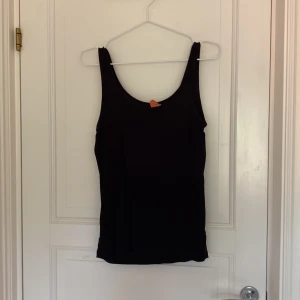 Svart linne - Svart linne som jag köpt second hand, skulle även va fin om man klippte tröjan så den blir croppad 