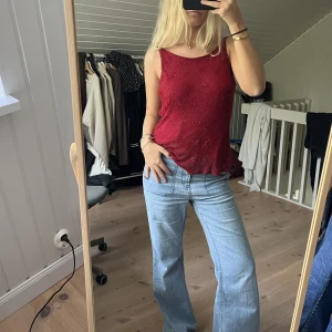 Topp - Asså snyggaaaaste toppen med pärlor/paljetter! Köpt dyrt secondhand! Storlek M men skulle säga S, går att ha bakofram så det blir lite djupare urringning❤️❤️❤️