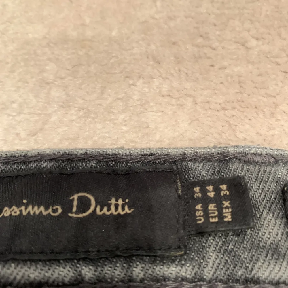 Superfeta massimo dutti jeans i bra skick. Säljs pågrund av att dem blivit lite för stora i midjan då dem är 34/34 och jag är cirka 32/33. Dem är väldigt unika och finns inte i sortimentet därmed ett lite högre pris!. Jeans & Byxor.
