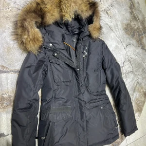 Hollies jacka  - Köpt för 5000kr Säljs för 2500kr  Pris går även att diskuteras