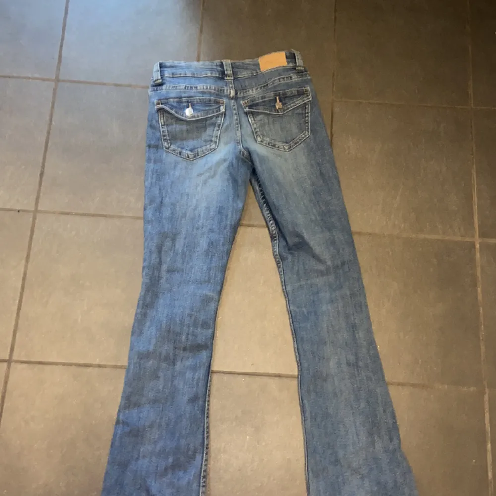Snygga jeans från Gina Tricot.  Säljer då de tyvärr blivit för korta för mig. Passar någon runt 160cm. Jeans & Byxor.