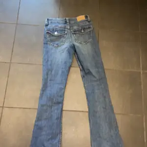 Snygga jeans från Gina Tricot.  Säljer då de tyvärr blivit för korta för mig. Passar någon runt 160cm