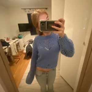 Stickad tröja - Så så fkn blå stickad tröjan, lite nopprig men annars fint skick. Köpt för länge sen vilket gör den unik💘strl 146-152 men passar mig som vanligtvis har xs-s 