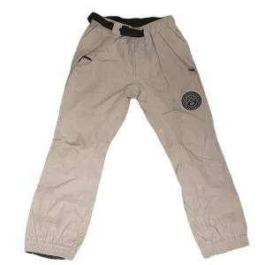 Dope Snow Blizzard byxor sand/grey  - Gråa Dope snow snowboard / skidbyxor i storlek Small. Köpta för 1600kr, använt skick med några synliga slitage/märken (se bilder)