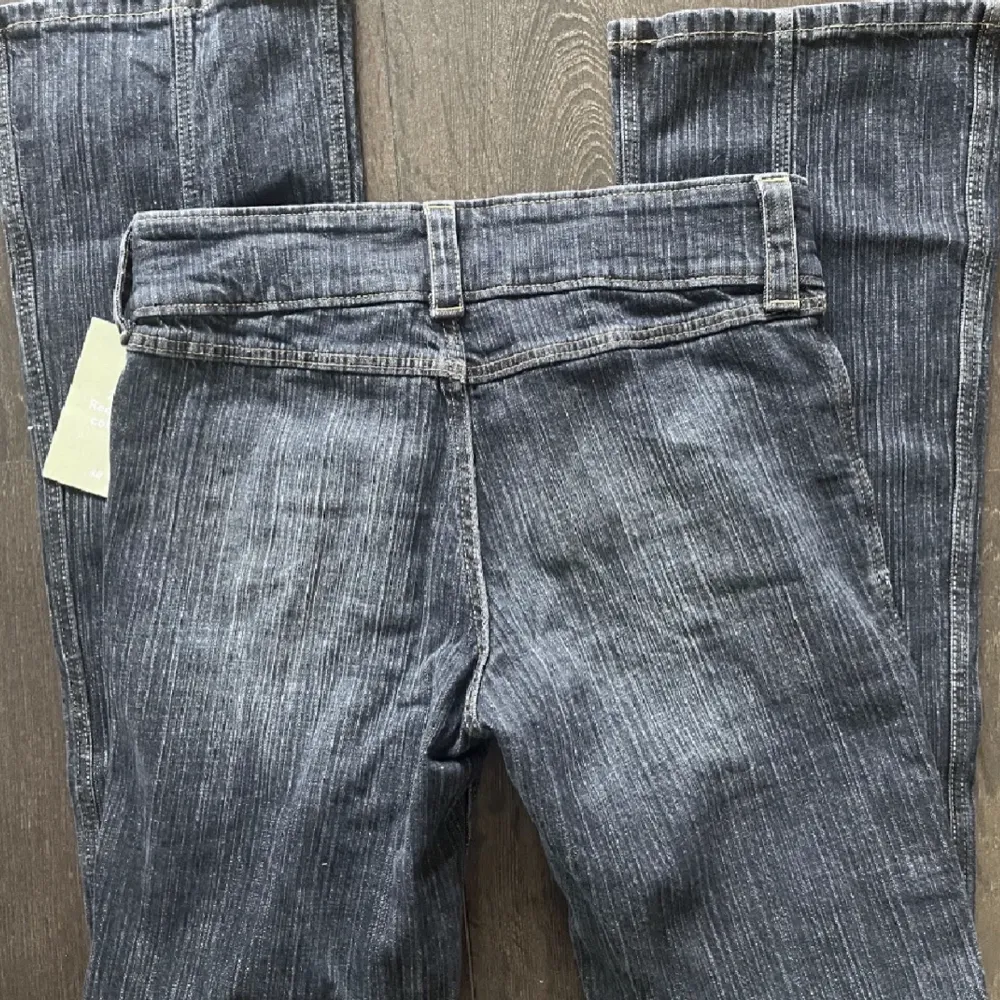 Jag säljer dessa jeans i storlek 170. De är helt oanvända med lapparna kvar (första bilden är lånad). Skulle även kunna tänka mig att byta mot ett par i storlek 164.. Jeans & Byxor.