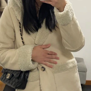 Vinterjacka  - Beige jacka med fickor och en luva. Väldigt skön och varm inför vintern!