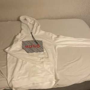 Hugo hoodie vit - En äkta Hugo tröja går för 1300 orginal heltt oanvänd fick den i present men använde den aldrig för den är alldesles för stor det står M men modellen passar L