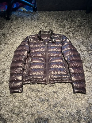Moncler acorus - Moncler acorus  Size: 2/M  Pris: 2499kr  Skick: 9/10 utöver två små pinholes 