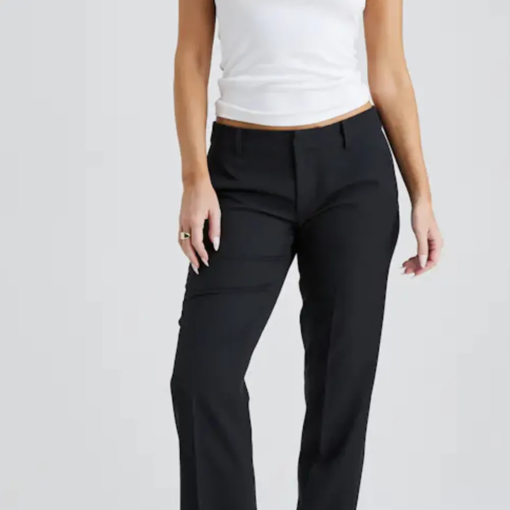 Jag säljer ett bra lågmidjade kostymbyxor med slits från bik bok i strl 34/xs. Det är inte petit men ser exat ut som på bilden. Byxorna är i väldigt bra skick då det är knappt använda. Ordinarie pris är 499 jag säljer mina för 225 kr . Farkut & Housut.