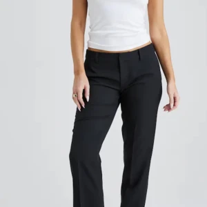 Kostymbyxor - lågmidjade  - Jag säljer ett bra lågmidjade kostymbyxor med slits  från bik bok i strl 34/xs. Det är inte petit men ser exat ut som på bilden. Byxorna är i väldigt bra skick då det är knappt använda. Ordinarie pris är 499 jag säljer mina för 225 kr  