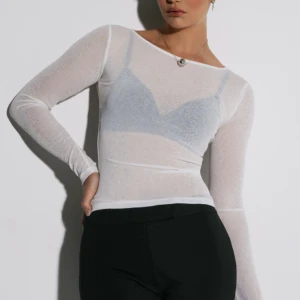 Intimissimi dupe sheer top  - Halvtransparent vit topp som är dupe på Intimissimis populära tröjor! Denna topp är från Nelly och helt ny med prislappar. Strl xxs men stretchig så passar nog xs med, fast blir nog mer see-through då. 