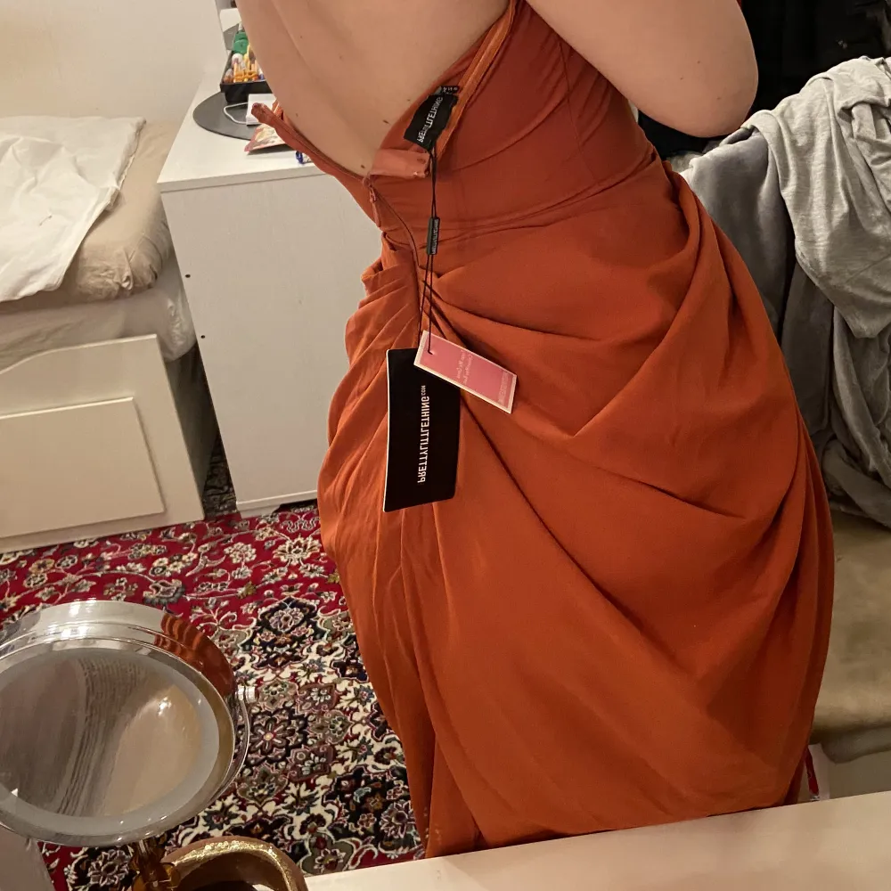 Helt ny PLT klänning i storlek 34🩷 prislappen sitter fortfarande kvar. Säljer den då den tyvärr är för liten för mig. Fin slits på sidan av låret. Skitfin roströd färgad. . Klänningar.