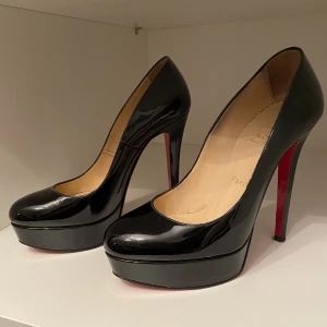 Christian Louboutin - Säljer dessa Bianca 14 cm klackar från Christian Louboutin i storlek 37. Har kvar kvitto, dustbag och skolåda🤍
