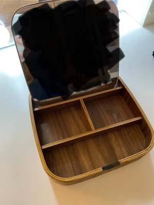 Smyckesskrin/förvaring - Funkar till allt. Använd ett kort tag, sedan har den ej varit använd, ny skick, kommer tvättas av innan den postas. 