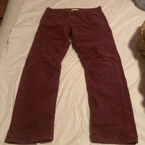 Vinröda Manchester byxor - Skick 8/10, lite använda, 99% cotton, 1% spandex 