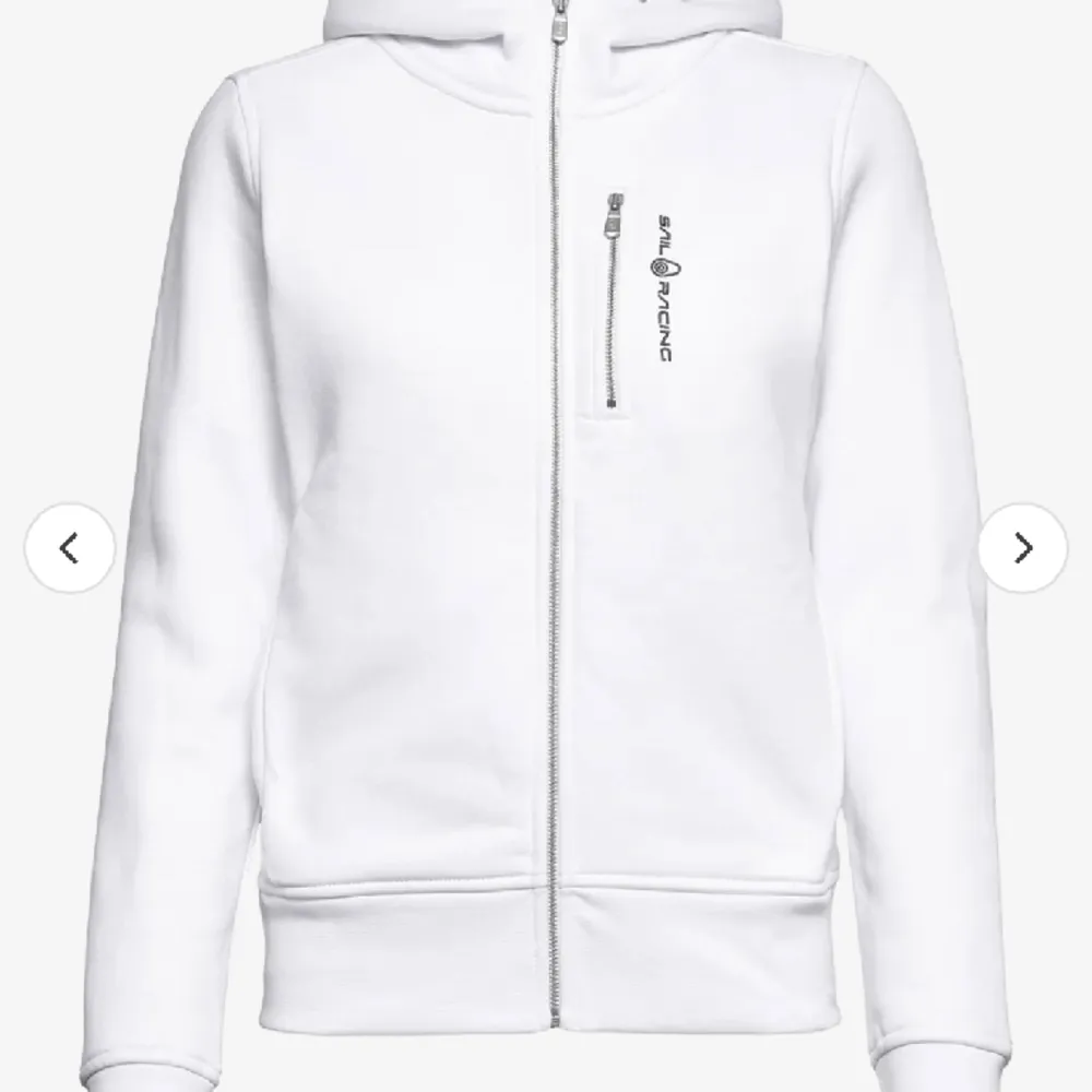 Säljer min vita sailracing hoodie då den inte kommer till användning🤍nyskick🫶🏻skriv om ni har frågor. Hoodies.