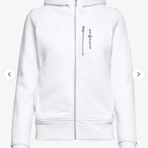Säljer min vita sailracing hoodie då den inte kommer till användning🤍nyskick🫶🏻skriv om ni har frågor