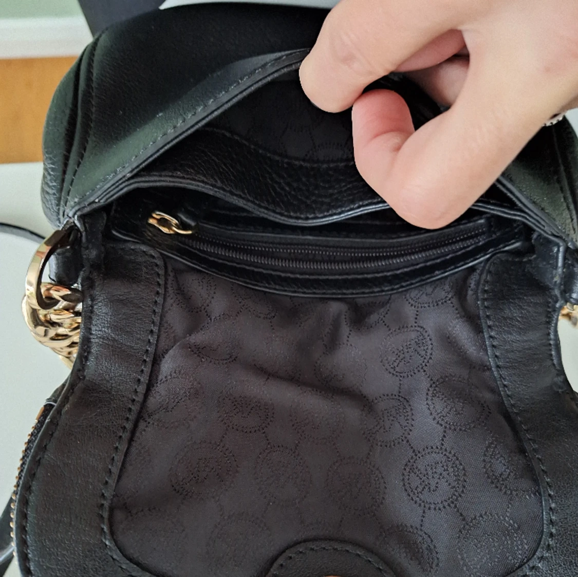 Michael kors axelremsväska  - 91