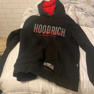 Hoodrich - Två hoodrich saker på är lite använda Västen är storlek Xs och hoodien är storlek s Hoodien för 278kr och västen för 500kr